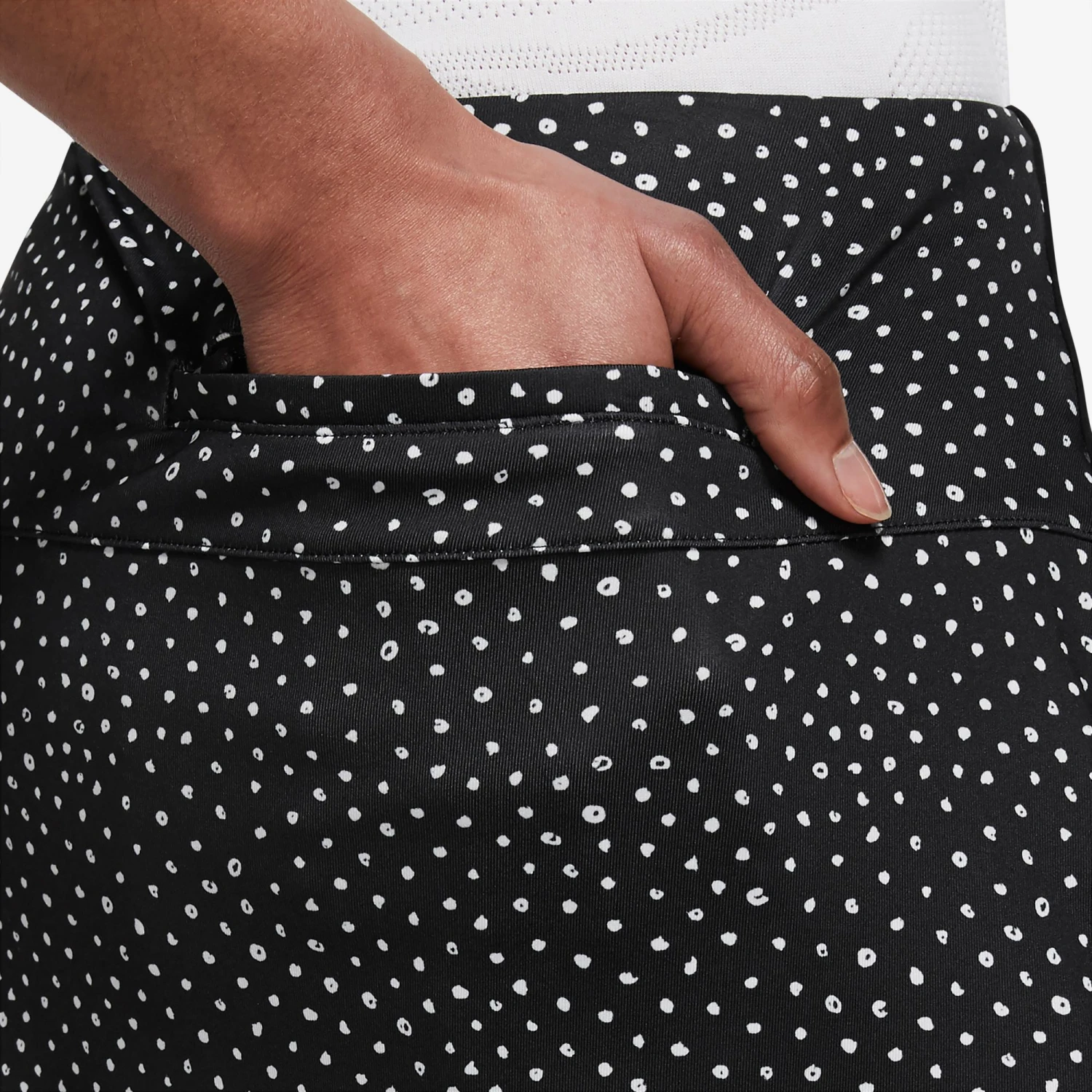 Nike Women's UV Victory 17" Skort Black/white 6 Nike Women's UV Victory 17" Skort Black/white - Image 4